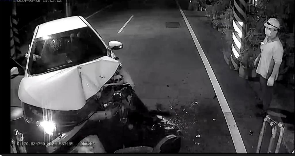 苗栗垃圾車執勤遭後車猛力追撞 清潔員「下車15秒」命大躲死神