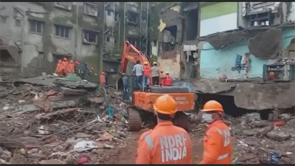 裂成兩半！長年雨季結構損毀 印度老公寓深夜坍塌至少39死