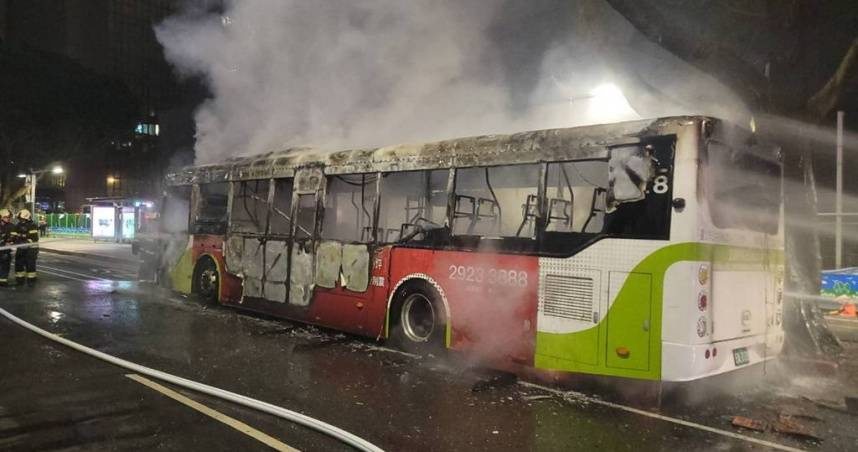 北市電動公車爆炸起火　運安會認定屬「重大公路事故」要立案調查