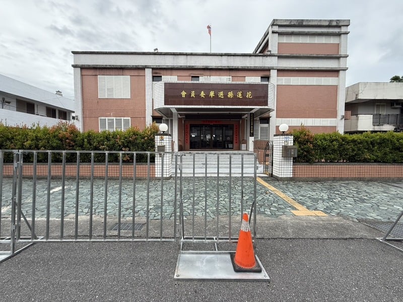 選票被風吹走了?多地投開票所傳異常 花蓮選務人員涉違規遭解任送檢調