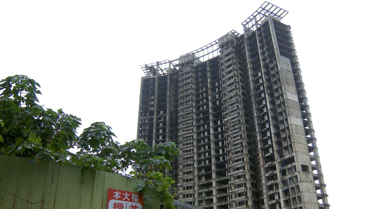 降價30億也沒人要! 小坪頂爛尾樓四拍底價約43億