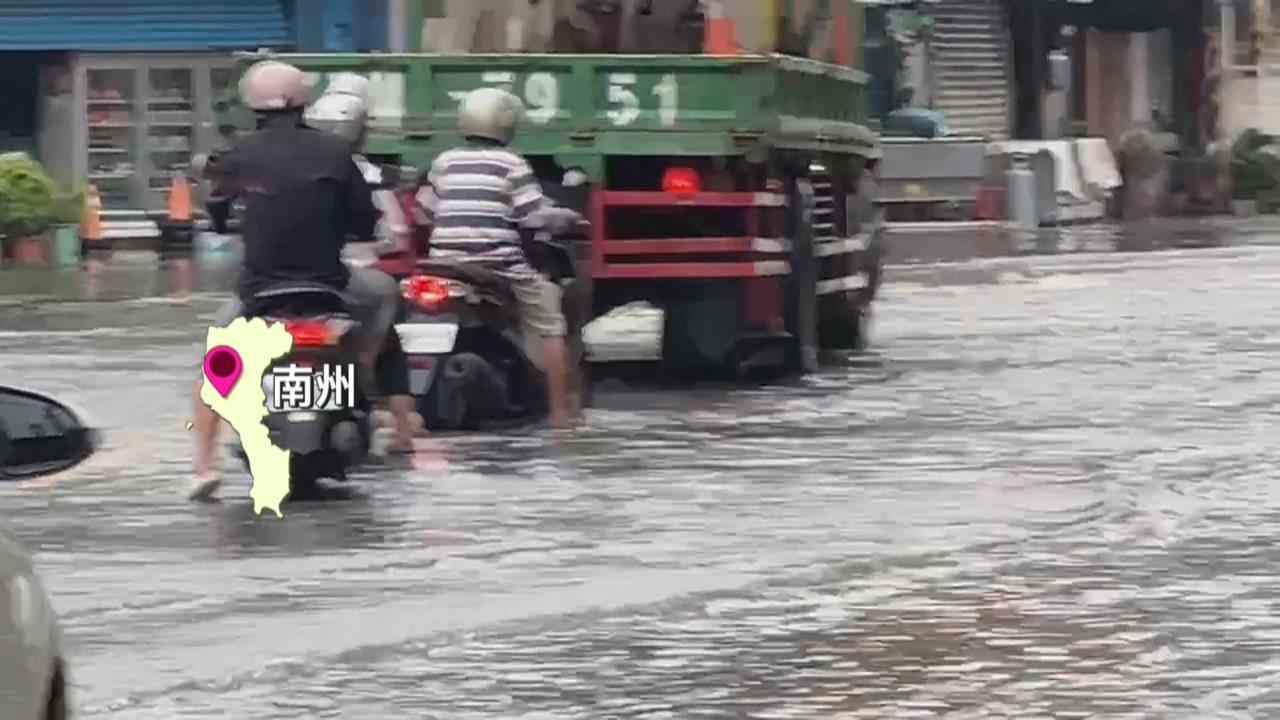 吳郭魚游出魚塭！　屏東潮州居民抓魚苦中作樂續清家園