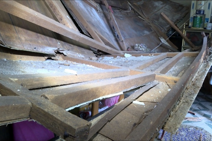 颱風害的？民宅天花板崩塌婦人受困