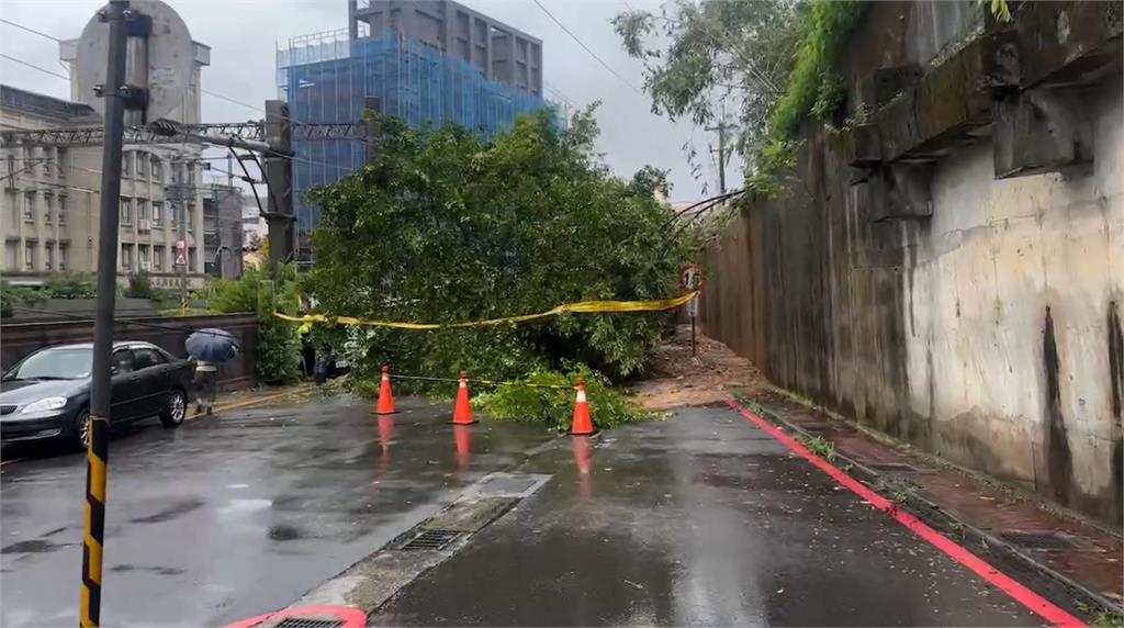 快新聞／畫面曝光！新北瑞芳高工旁土石崩塌　道路暫時雙向封閉