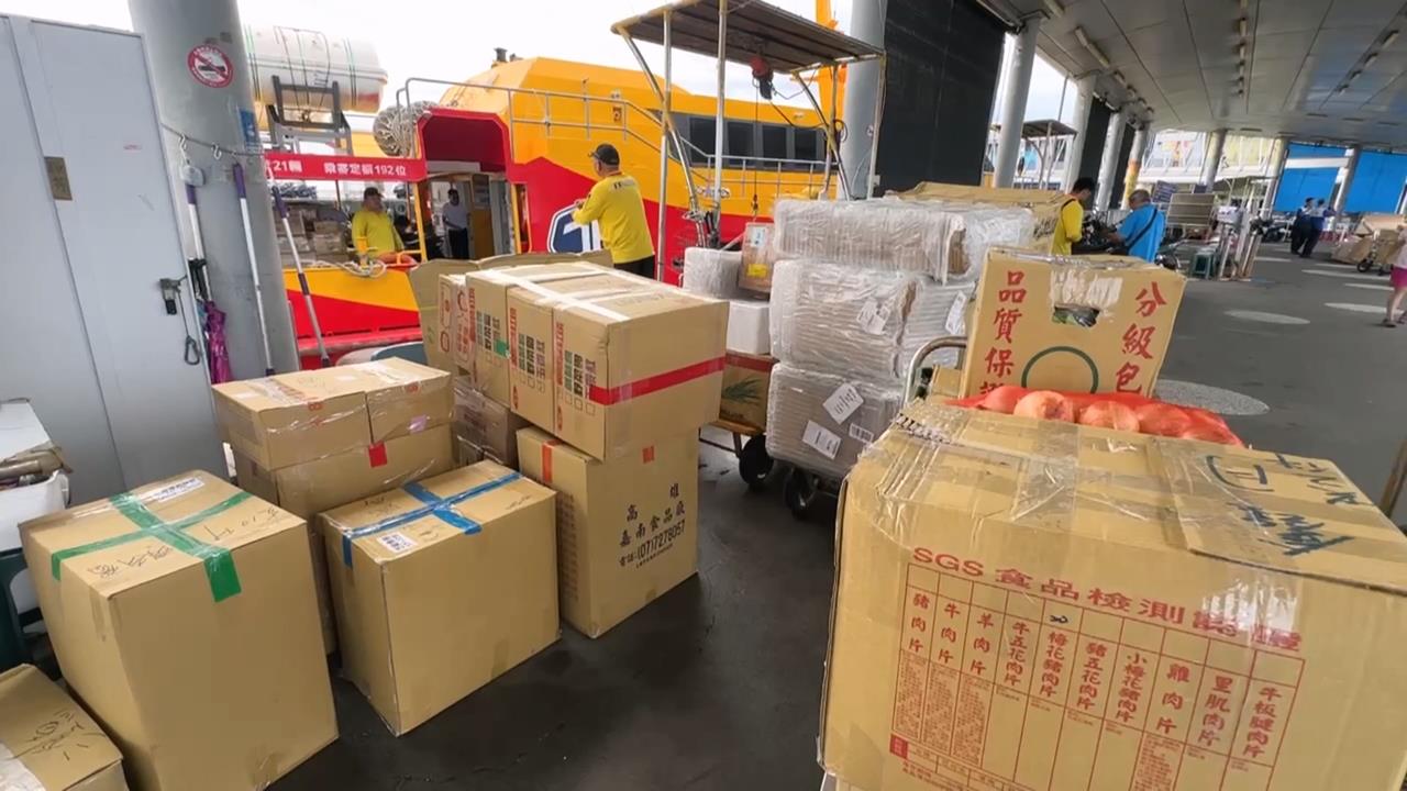 南部連日大雨迎好天氣！　東琉線復航補給物資搶上船