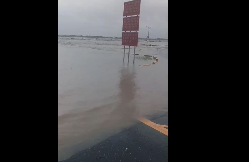 快新聞／高雄雨勢驚人！ 大樹統嶺高屏溪溢堤 溪水暴漲淹到馬路上