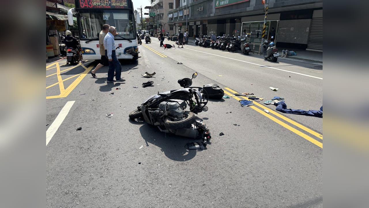 快新聞／機車左轉釀連環撞！2騎士噴飛波及公車　新店78歲翁傷重不治