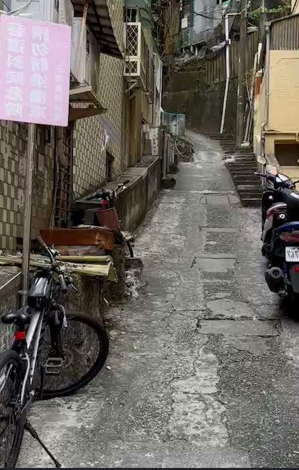 回家還要先挑戰「越野賽」　基隆中正路路面超陡峭騎車挑戰車技