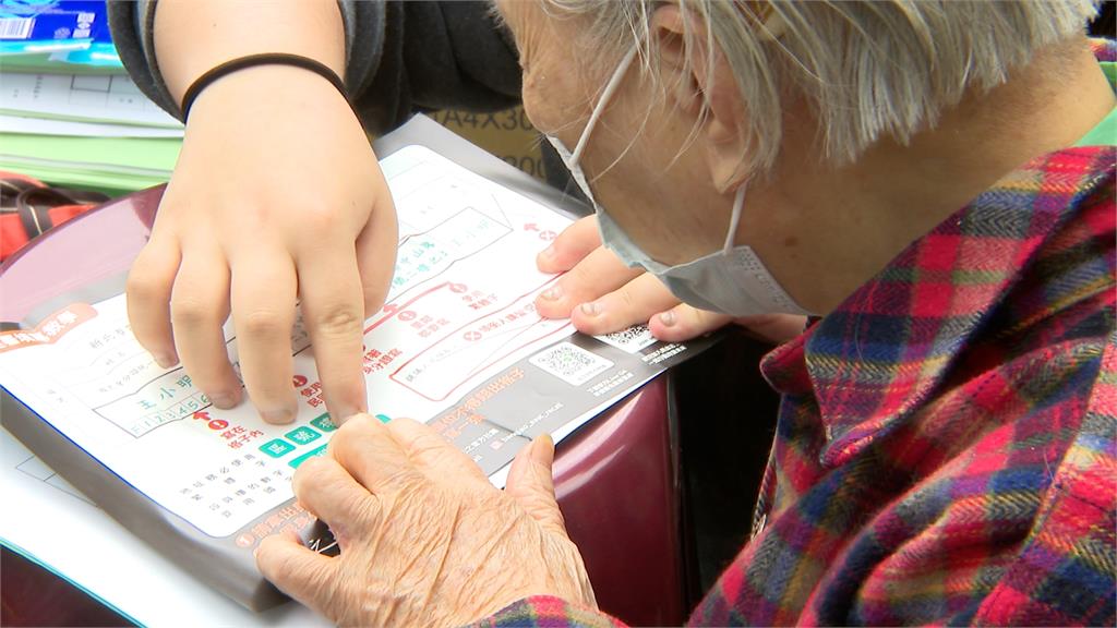 春節連假首日「阿罷之」行動熱！　9旬阿嬤響應一口氣領10份連署書