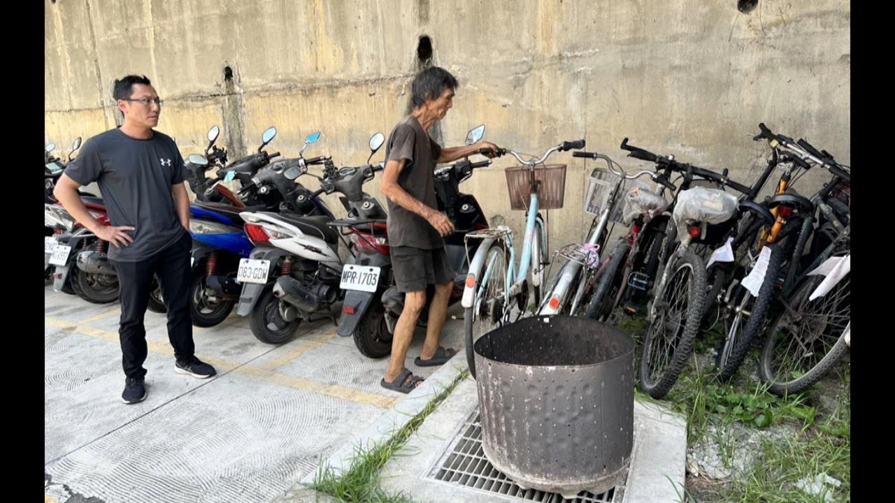 新莊垃圾屋趕颱風前清空　老翁疑轉移囤積物遭里長逮個正著