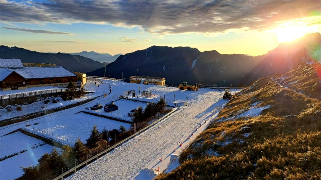 合歡山化身「白銀世界」　日月潭出現大霧朦朧景象