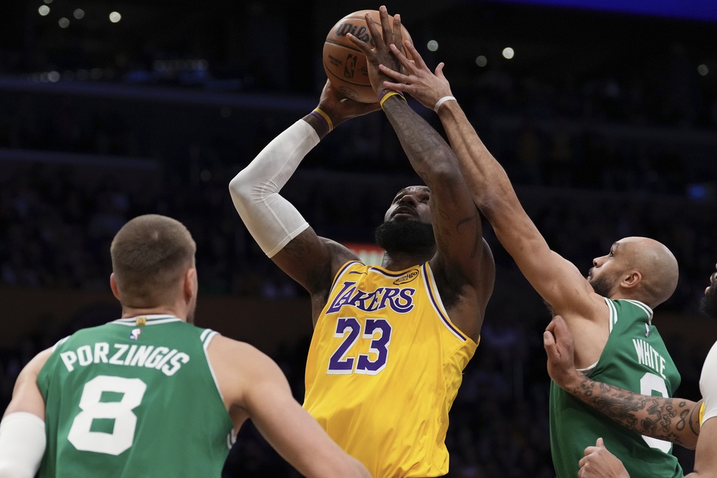 NBA(影)／40歲還能拖車爆扣籃框　塞爾提克明星中鋒「倒退嚕」目送詹皇