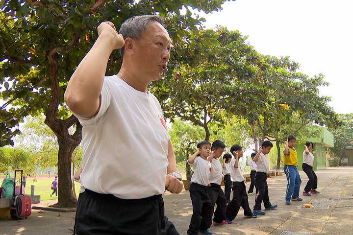 大內高手在民間！前總統侍衛吳將軍帶童練拳