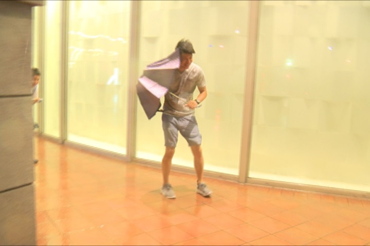 高雄百貨因應颱風提前打烊 消費者抱怨太早關