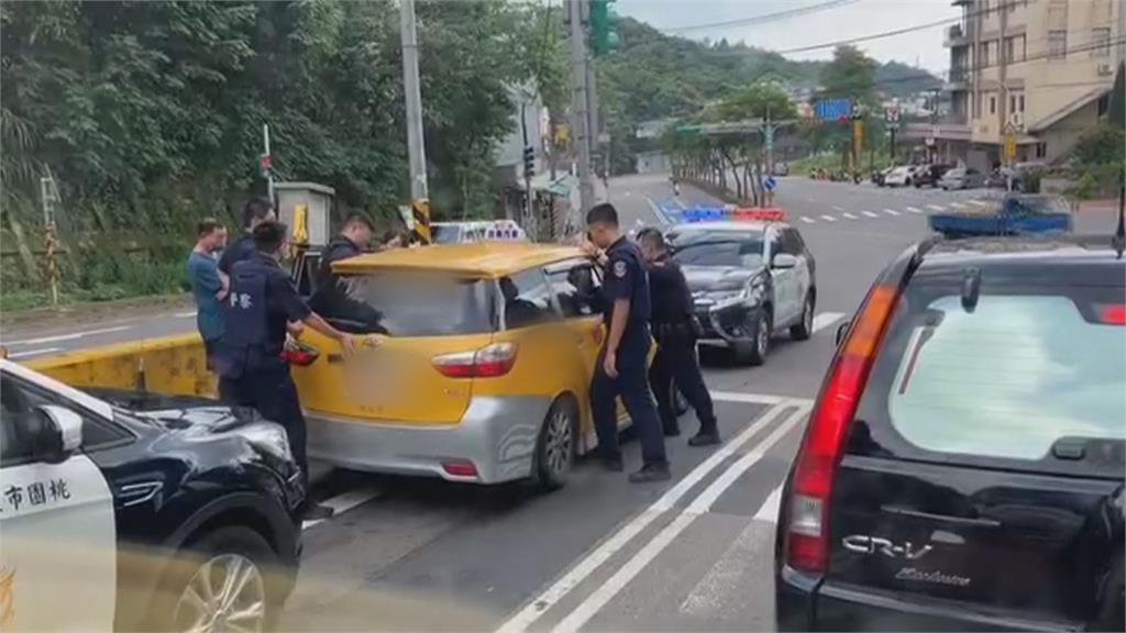 眼尖！巡邏發現小黃疑超載　6警肉身擋車抓越南籍失聯移工
