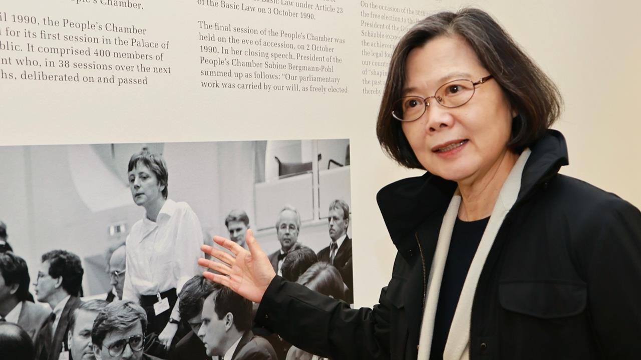 不考慮錢要做什麼？蔡英文「沒人考慮做總統嗎」…網偷酸：柯文哲天天考慮也沒做到