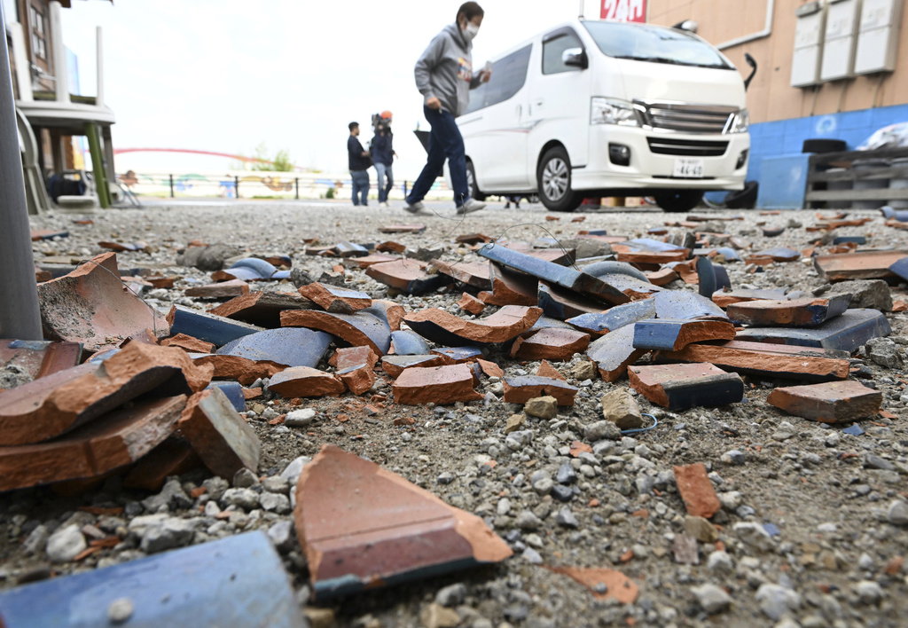 日本千葉規模5．2地震釀4傷！　民宅整面瓦片被震落