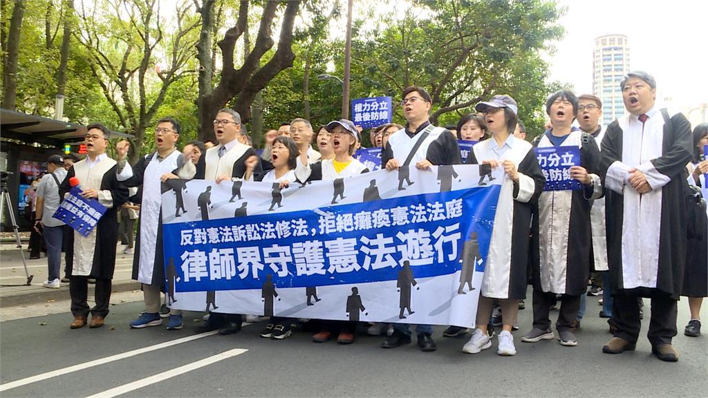 不忍了！　上百律師穿律師袍上街　抗議藍白聯手修「憲法訴訟法」