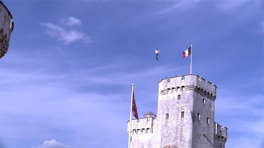 法國特技好手克服懼高症　挑戰「燈籠塔」走繩紀錄