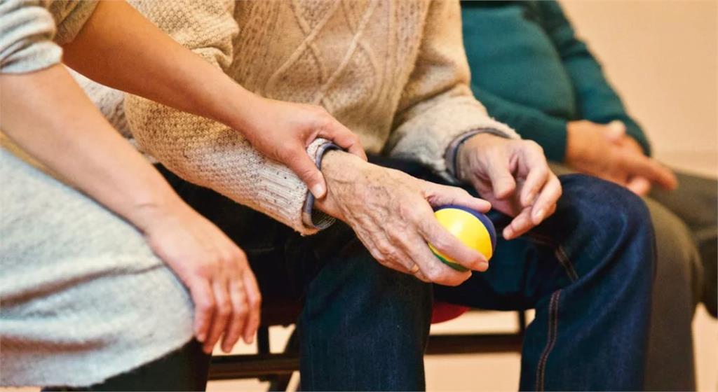 快新聞／80歲請外籍看護「免巴氏量表」將上路　衛福部：重症走綠色通道