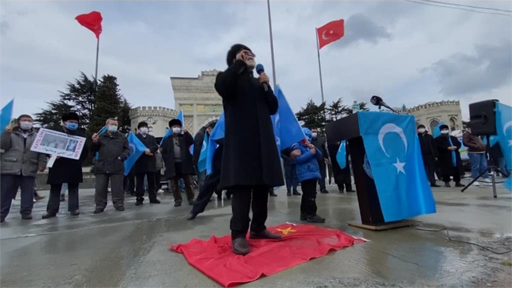 中國外長王毅參訪土耳其 場外維族人舉旗抗議