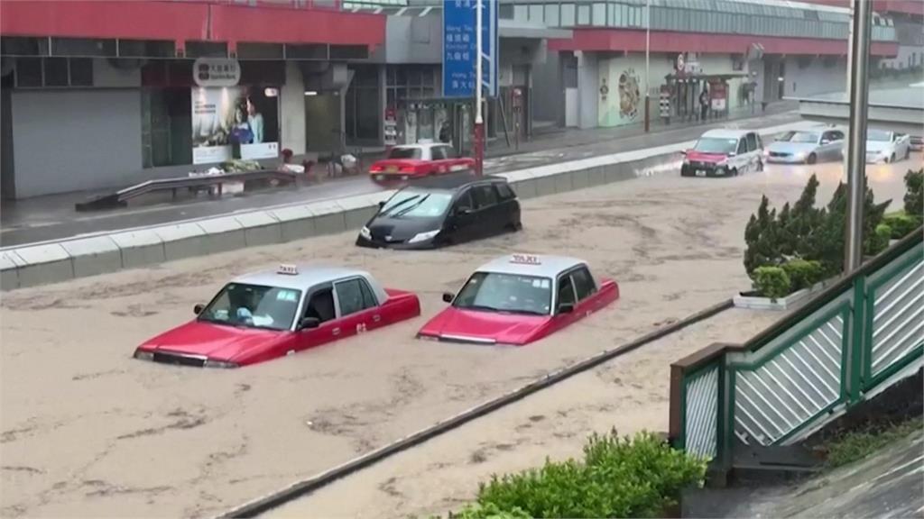 香港暴雨釀1死上百人傷　港府維持「極端天氣警告」