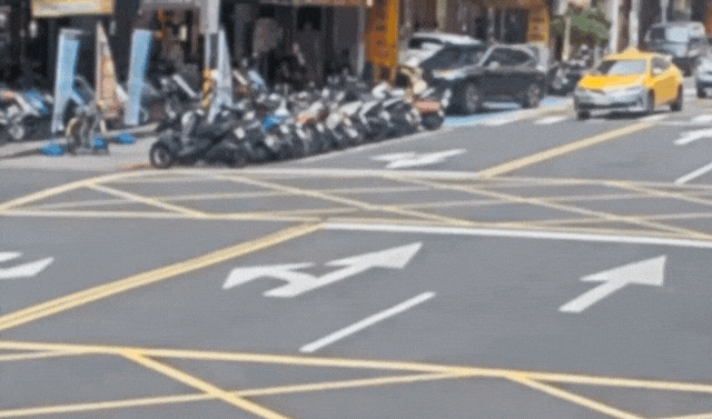 快新聞／又是高齡駕駛！74歲翁北市大同區突暴衝　16車倒一排、1人受傷畫面曝光
