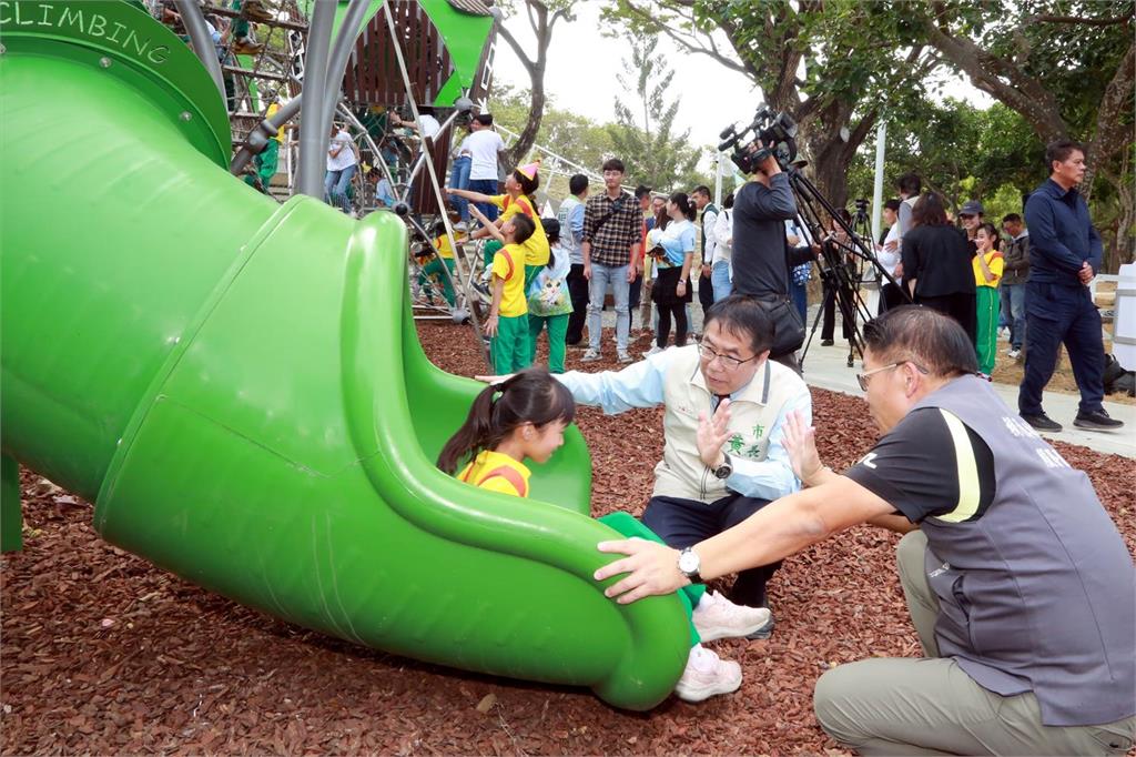 臺南都會公園兒童設施啟用 黃偉哲:放學假日親子好去處