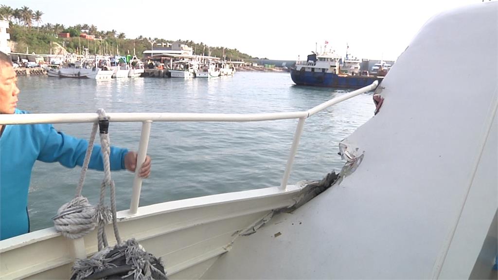富岡漁港貨船轉彎 撞停港邊綠島之星客輪