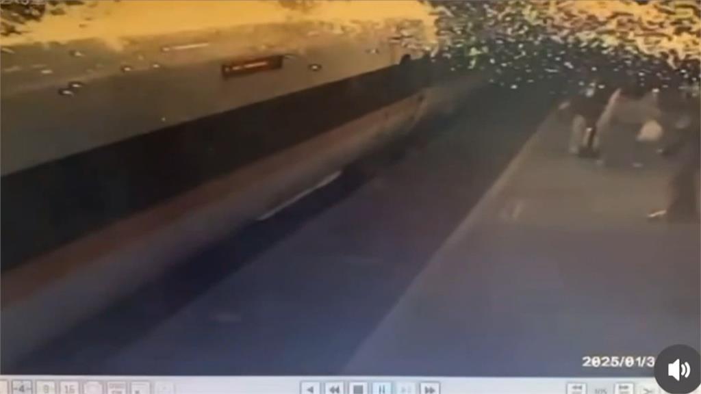 春節狀況多　台鐵列車進站冒火光　高鐵乘客咆哮