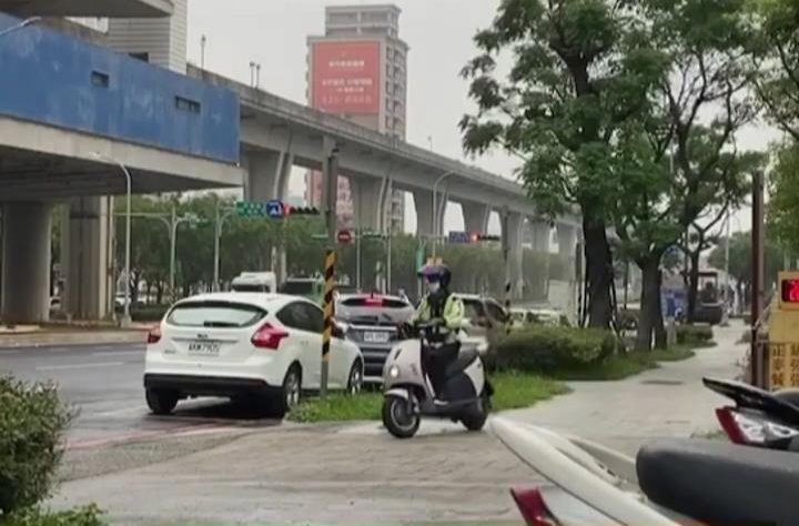 收費員騎機車上人行道　壢警要罰了