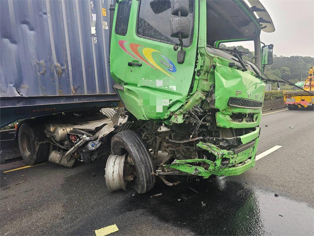聯結車國道追撞引連環車禍　施工人員喪命、駕駛送醫