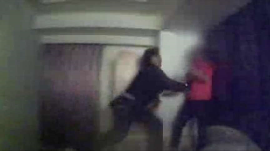 女子割腕欲輕生 警方空手奪下刀