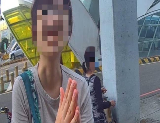 快新聞／好暖！女大生遺失錢包無法搭車落淚　警掏300元霸氣喊：都是台南人不用還啦