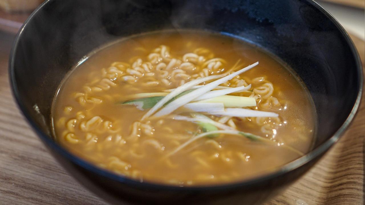 網問卦香菇肉羹麵怎麼泡好吃?老饕曝攪拌「1關鍵」:湯頭變神級勾芡!