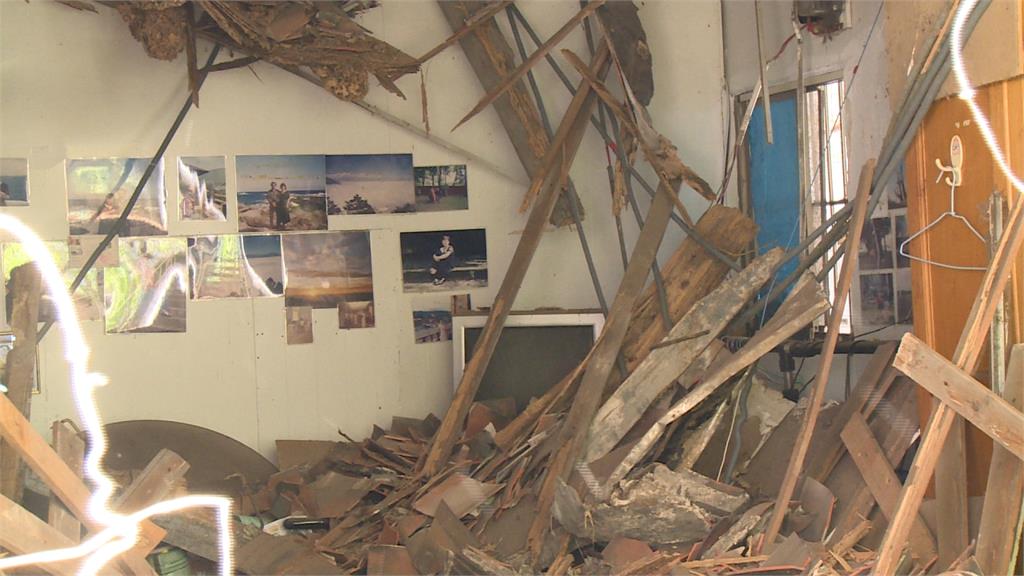 新店70年老房屋頂突崩塌 婦人睡夢中遭壓傷