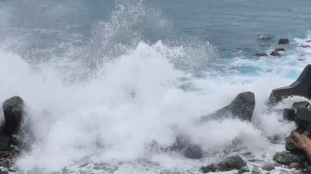 薔蜜影響台東沿岸現3m長浪 今綠島.蘭嶼船班全停航