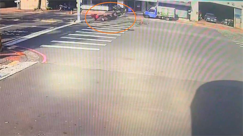 快新聞／可怕！高雄鼎金國中前「機車相撞」　老嫗、男騎士噴飛數公尺送醫