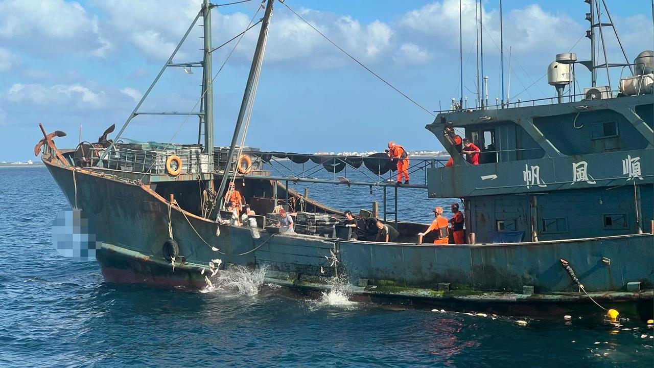 快新聞／中國漁船又闖澎湖海域拖網捕魚　海巡「霸氣查扣人船」
