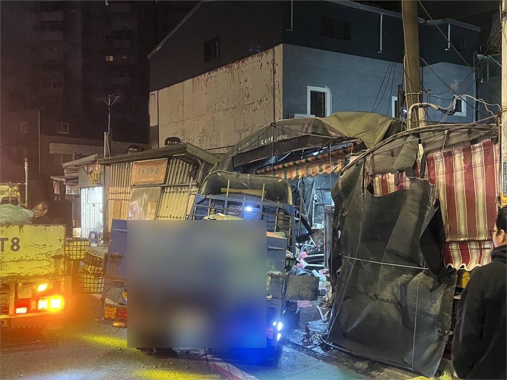 【有片】監視器狂震!平鎮小貨車、轎車路口猛撞 整排鐵皮屋遭波及