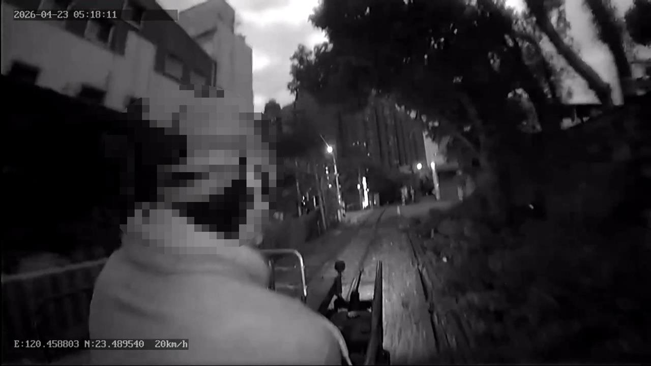 駕駛強行闖平交道　道班人員遭噴飛倒地