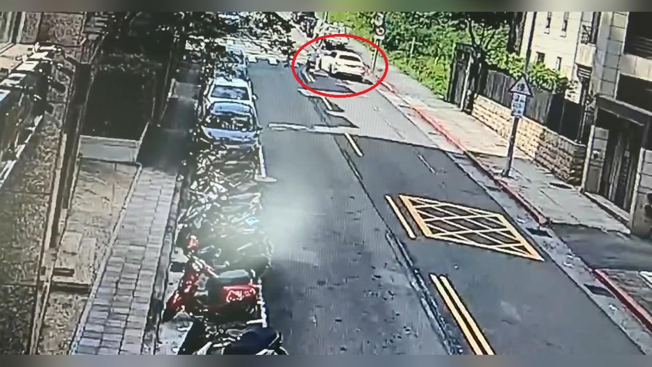 快新聞／內湖巷內爆死亡車禍！賓士車左轉撞機車　七旬騎士頭重傷不治