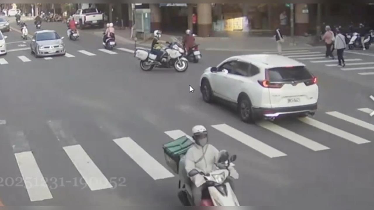 知法犯法? 警騎重機轉彎未禮直行車 分局不護短將開罰