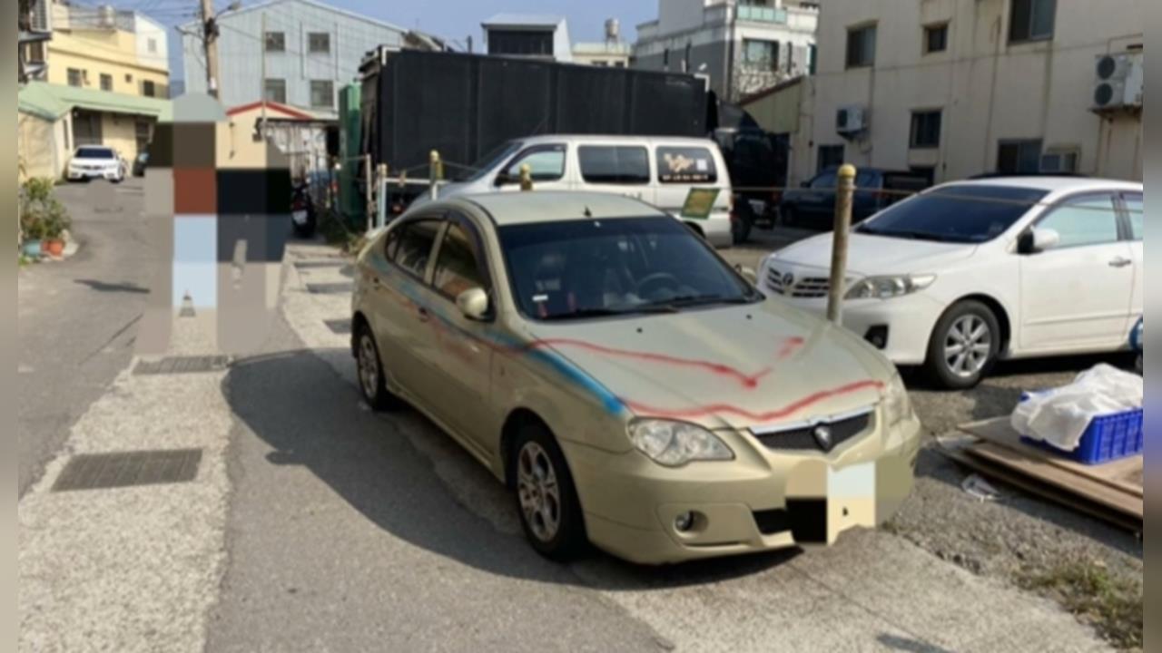 轎車過年違停巷口擋視線　遭人噴漆嗆「別停」