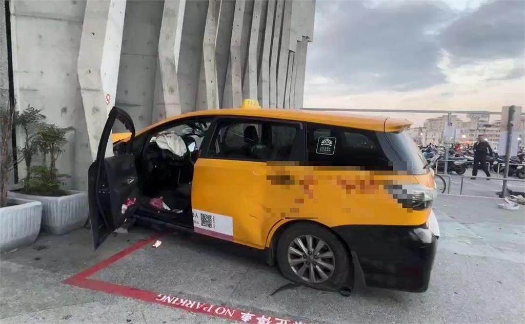 花蓮火車站前小黃暴衝撞4人　運將失去生命跡象