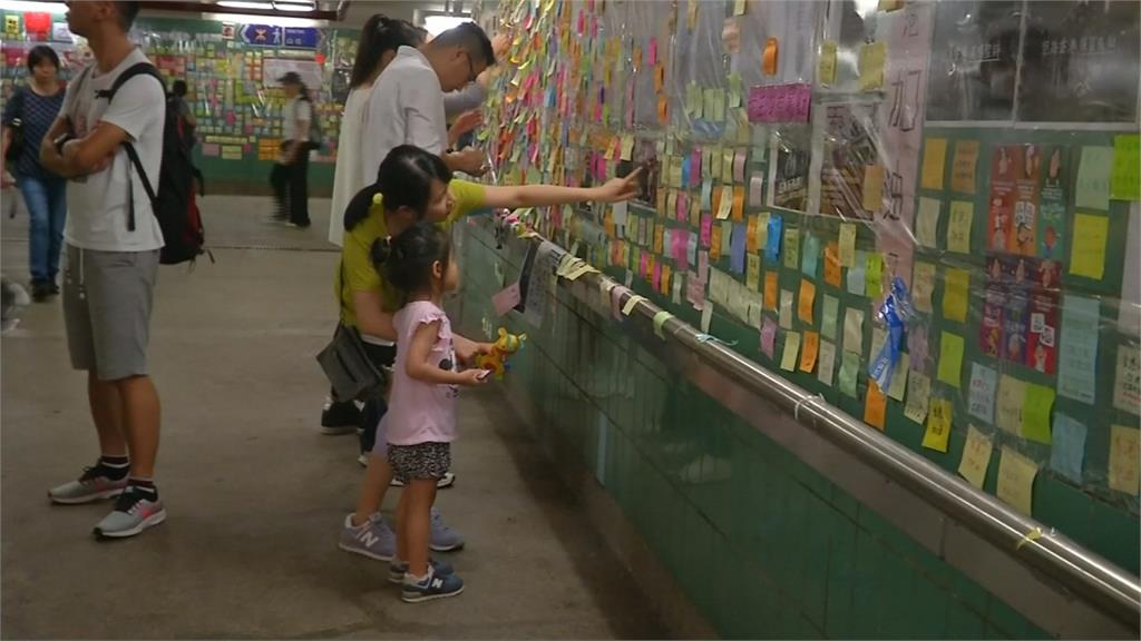 香港反送中示威遍地開花 港民猛貼「藍儂牆」