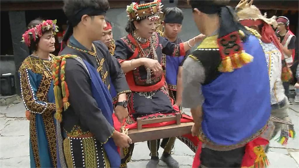 台東大學復刻百年「跪式婚轎」 排灣族人感動落淚
