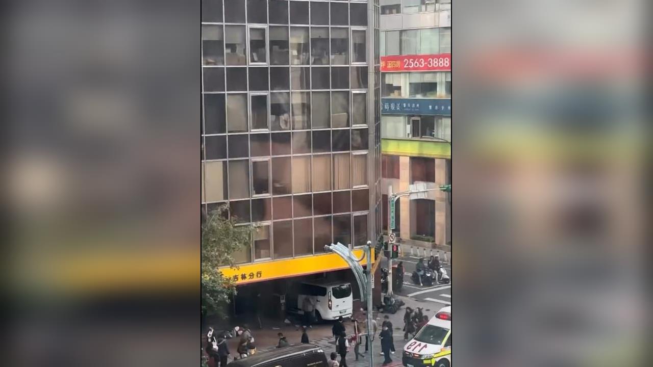 快新聞／三立採訪車撞入銀行！對面大樓視角曝光　目擊者：是頭髮還是血？