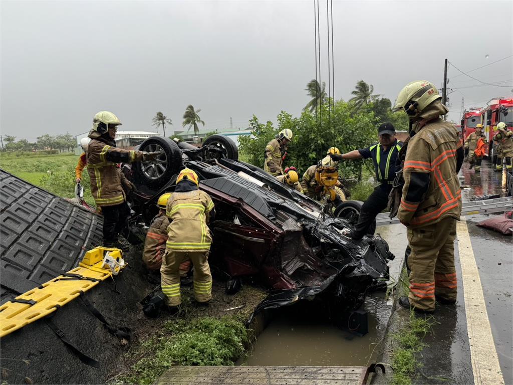 快新聞／轎車疑打滑從國三新市段橋面墜落「壓扁成廢鐵」　1童1男急送醫