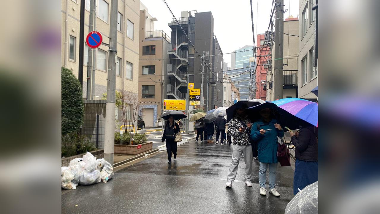 快新聞/東京街頭台灣帽T現排隊潮!中國黃牛掃貨遭問「支持台獨?」 當場閃人